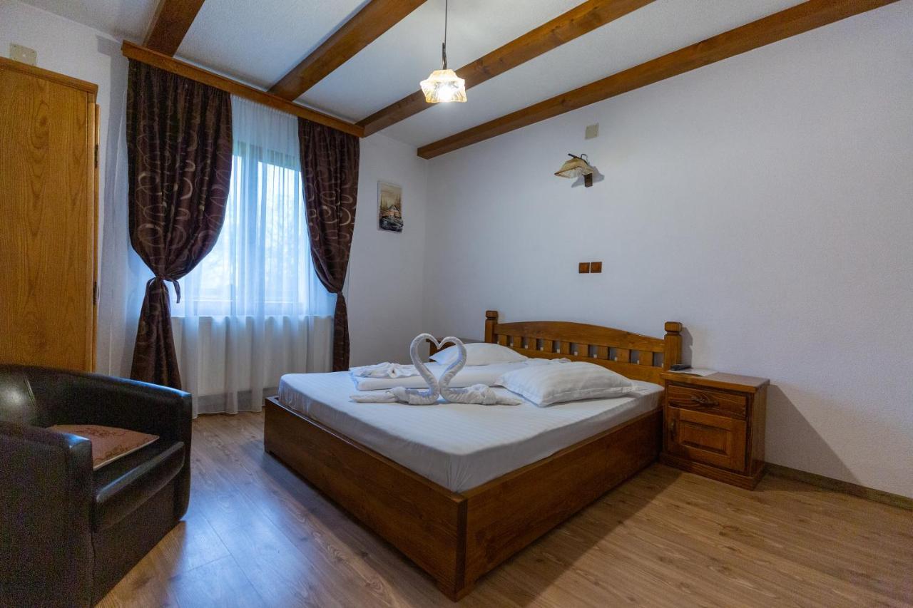 Conacul De Sub Munte Villa Novaci-Straini Bagian luar foto