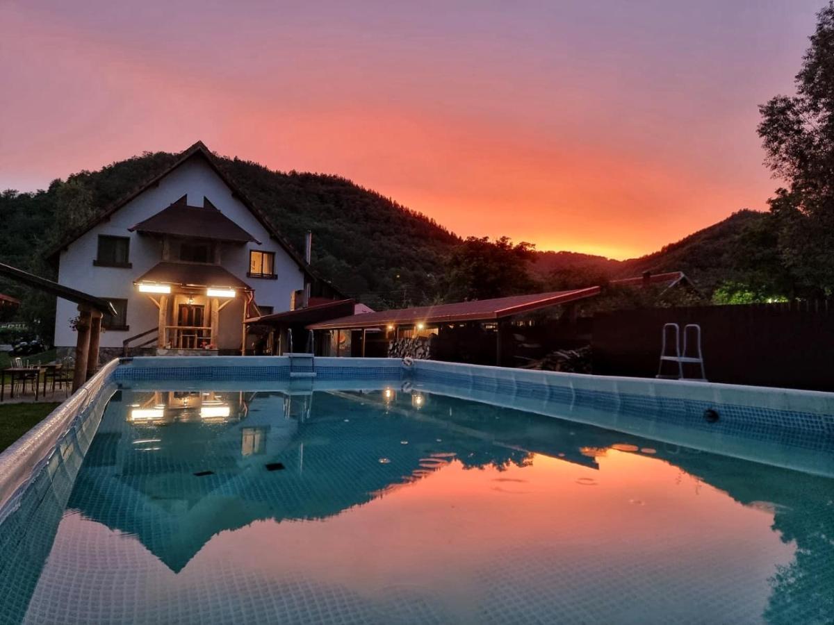 Conacul De Sub Munte Villa Novaci-Straini Bagian luar foto
