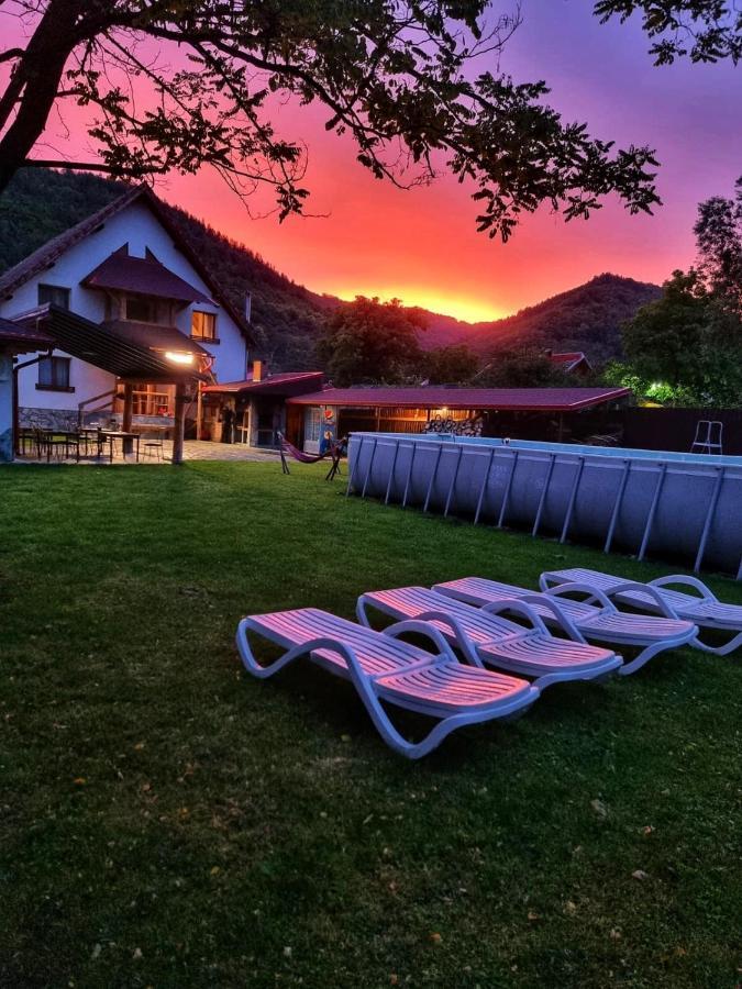 Conacul De Sub Munte Villa Novaci-Straini Bagian luar foto