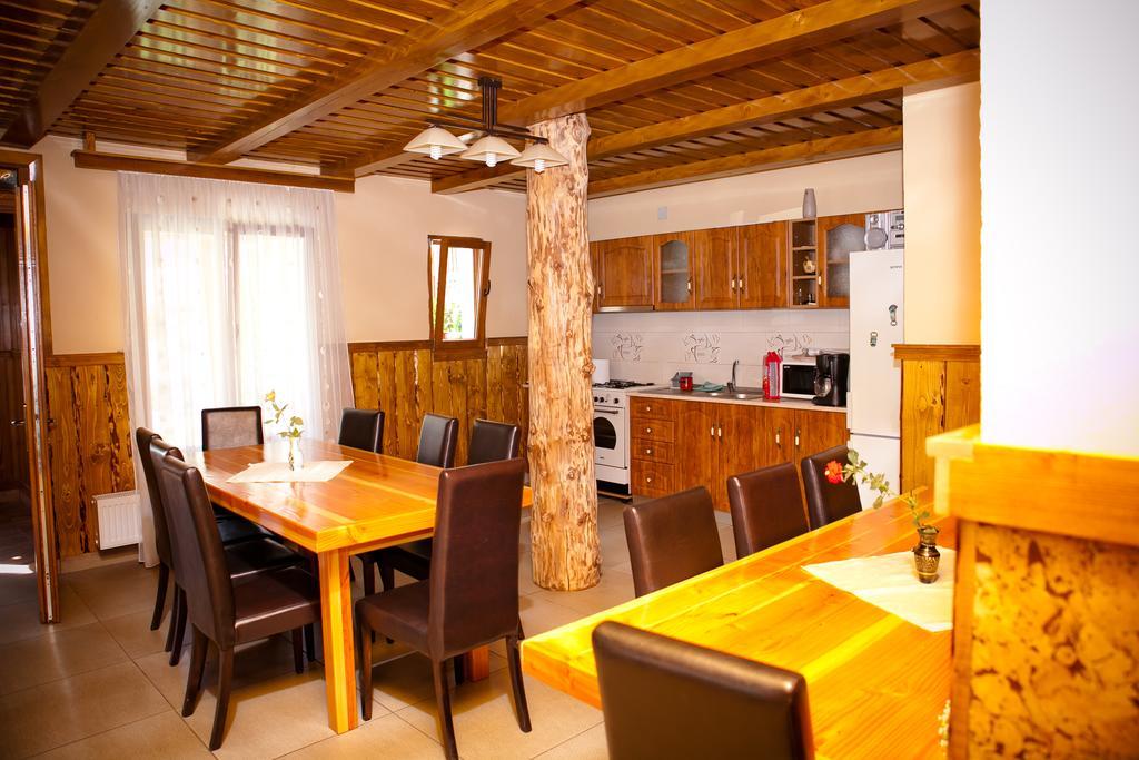 Conacul De Sub Munte Villa Novaci-Straini Bagian luar foto